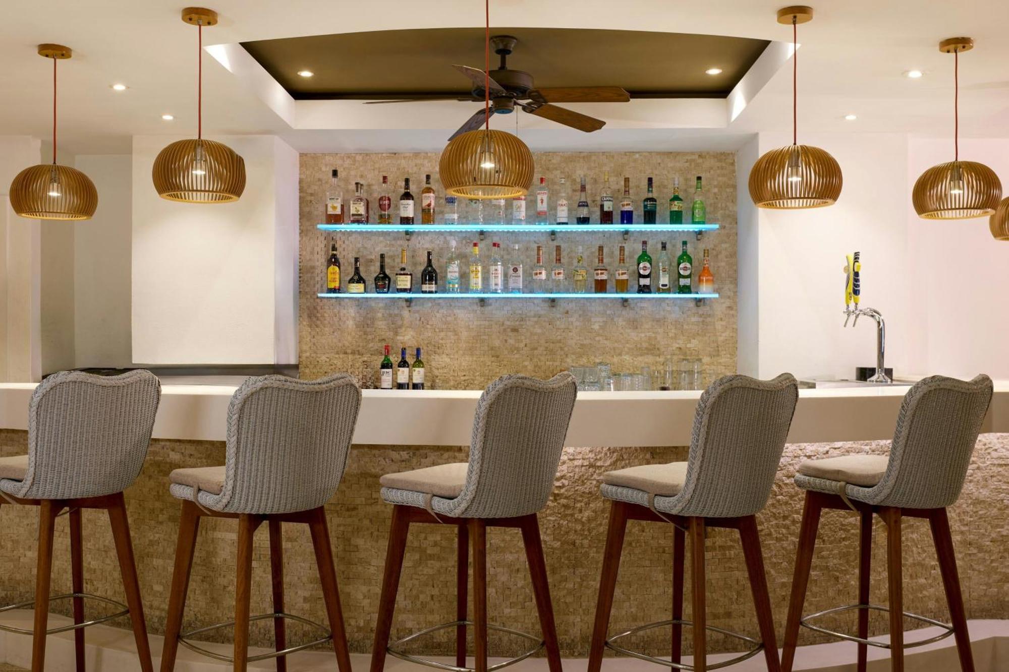 Waves Resort & Spa, Barbados, An Autograph Collection All-Inclusive Resort Saint James Exterior foto